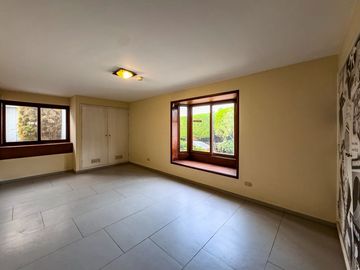 VENTA DE CASA EN LA PLANICIE RODEADA DE 2,000 M2 DE JARDINES – COLINDANTE Y CON ACCESO AL CLUB EL GOLF LA PLANICIE