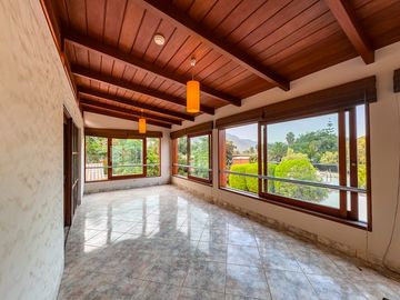 VENTA DE CASA EN LA PLANICIE RODEADA DE 2,000 M2 DE JARDINES – COLINDANTE Y CON ACCESO AL CLUB EL GOLF LA PLANICIE
