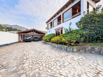 VENTA DE CASA EN LA PLANICIE RODEADA DE 2,000 M2 DE JARDINES – COLINDANTE Y CON ACCESO AL CLUB EL GOLF LA PLANICIE