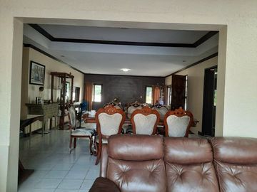 RARE FIND! CORNER LOT WITH OLD HOUSE FOR SALE – ALABANG HILLS VILLAGE PHP 105K/sq.m
