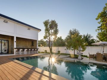 Luxury Pool villa for sale. Modern and stylish design with spacious living areas, complete functions, and a warm atmosphere. Move-in ready!