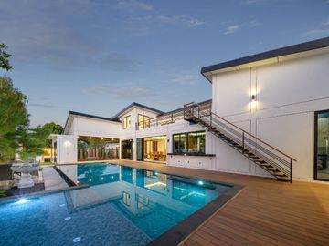 Luxury Pool villa for sale. Modern and stylish design with spacious living areas, complete functions, and a warm atmosphere. Move-in ready!