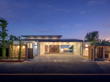 Luxury Pool villa for sale. Modern and stylish design with spacious living areas, complete functions, and a warm atmosphere. Move-in ready!
