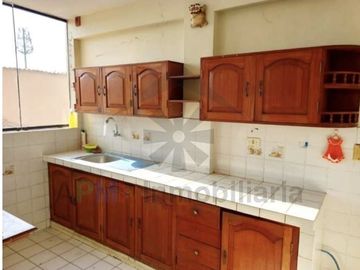 VENTA DE DEPARTAMENTO EN SEGUNDO PISO CON COCHERA Y FRENTE A PARQUE EN CHICLAYO