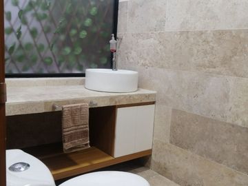 CASA EN VENTA CON ACABADOS DE LUJO EN LA COL. PERIODISTAS, ZONA DE ALTA PLUSVALÍA (POR OCOLUSEN)