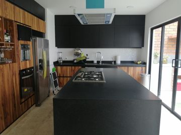 CASA EN VENTA CON ACABADOS DE LUJO EN LA COL. PERIODISTAS, ZONA DE ALTA PLUSVALÍA (POR OCOLUSEN)
