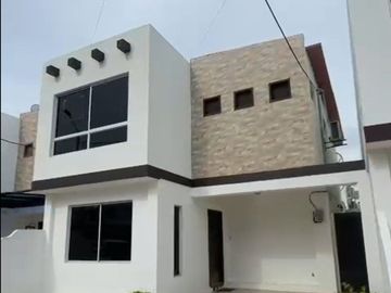 Venta de casa con piscina, a 60 m. del mar, La Milina, Salinas.