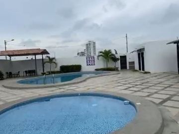 Venta de casa con piscina, a 60 m. del mar, La Milina, Salinas.