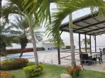 Venta de casa con piscina, a 60 m. del mar, La Milina, Salinas.