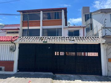 Casa en VENTA en la Kennedy Entre Avenida Galo Plaza y 6 de Diciembre NEGOCIABLE cerca de Supermaxi Bancos y Parques