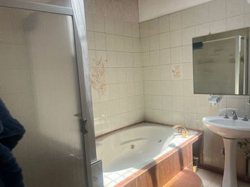 Casa en VENTA en la Kennedy Entre Avenida Galo Plaza y 6 de Diciembre NEGOCIABLE cerca de Supermaxi Bancos y Parques