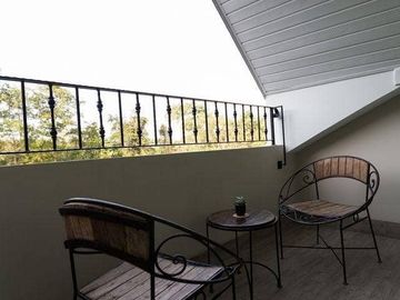 Hotel for sale in the city, quiet, private, next to the hill. Has a hotel business license