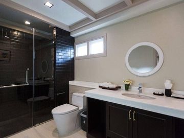 Hotel for sale in the city, quiet, private, next to the hill. Has a hotel business license
