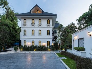 Hotel for sale in the city, quiet, private, next to the hill. Has a hotel business license