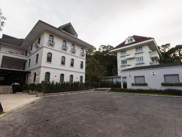 Hotel for sale in the city, quiet, private, next to the hill. Has a hotel business license