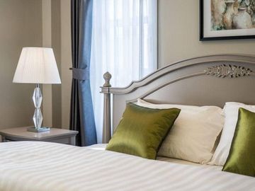 Hotel for sale in the city, quiet, private, next to the hill. Has a hotel business license