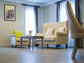 Hotel for sale in the city, quiet, private, next to the hill. Has a hotel business license