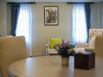Hotel for sale in the city, quiet, private, next to the hill. Has a hotel business license