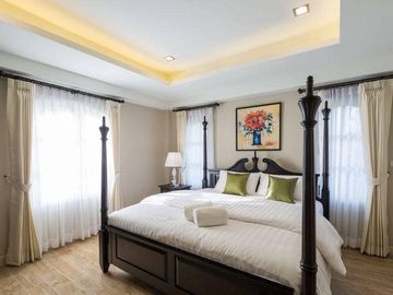 Hotel for sale in the city, quiet, private, next to the hill. Has a hotel business license