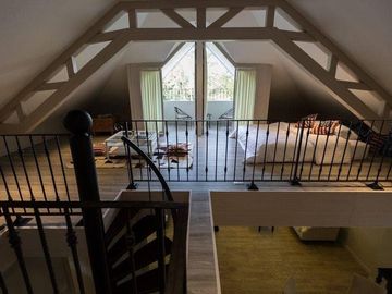 Hotel for sale in the city, quiet, private, next to the hill. Has a hotel business license