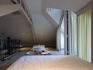 Hotel for sale in the city, quiet, private, next to the hill. Has a hotel business license