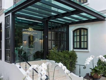 Hotel for sale in the city, quiet, private, next to the hill. Has a hotel business license