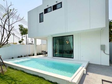 Modern Pool villa for sale in San Phak Wan. The color tone and furniture give you feel Japanese. Fully furnished, ready to move in.