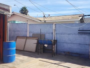 En venta casa ubicada en Calle Regimiento Arica (frente Colegio Altazor)