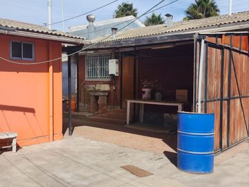 En venta casa ubicada en Calle Regimiento Arica (frente Colegio Altazor)