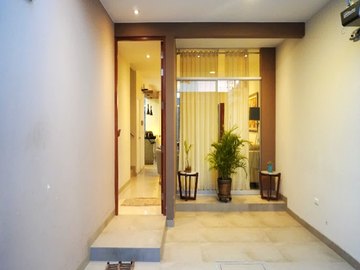 VENTA DE CASA DE TRES PISOS FRENTE A PARQUE  EN MIRAFLORES COUNTRY CLUB - PIURA