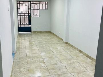 Vendo Casa De 3 Pisos+ Azotea En Asent. Humano 10 De Octubre