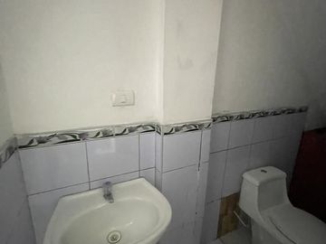 Vendo Casa De 3 Pisos+ Azotea En Asent. Humano 10 De Octubre