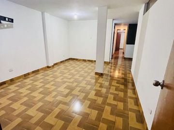 Vendo Casa De 3 Pisos+ Azotea En Asent. Humano 10 De Octubre