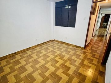 Vendo Casa De 3 Pisos+ Azotea En Asent. Humano 10 De Octubre