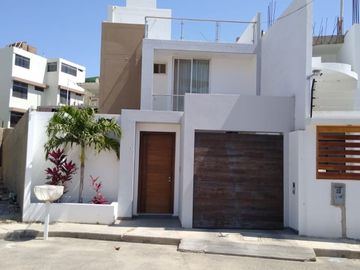 VENDO DE CASA DE TRES PISOS  EN URB. MIRAFLORES COUNTRUY CLUB - PIURA