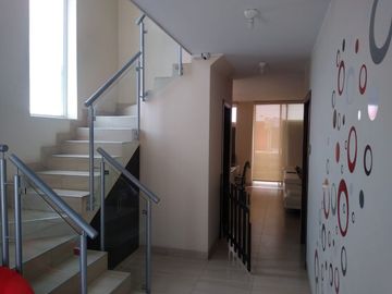 VENDO DE CASA DE TRES PISOS  EN URB. MIRAFLORES COUNTRUY CLUB - PIURA