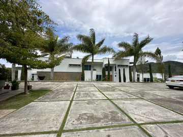 Venta Lujosa Finca Lago Calima con Acceso directo al Lago (Muelle Privado)