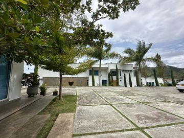 Venta Lujosa Finca Lago Calima con Acceso directo al Lago (Muelle Privado)