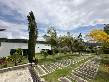 Venta Lujosa Finca Lago Calima con Acceso directo al Lago (Muelle Privado)