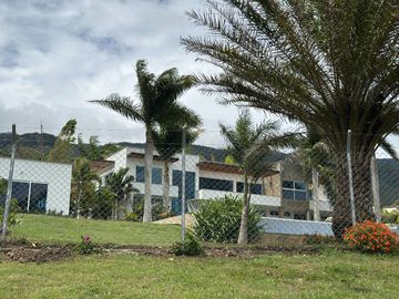 Venta Lujosa Finca Lago Calima con Acceso directo al Lago (Muelle Privado)
