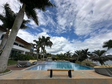 Venta Lujosa Finca Lago Calima con Acceso directo al Lago (Muelle Privado)