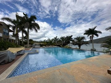 Venta Lujosa Finca Lago Calima con Acceso directo al Lago (Muelle Privado)