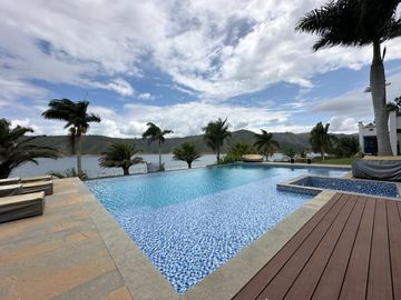 Venta Lujosa Finca Lago Calima con Acceso directo al Lago (Muelle Privado)