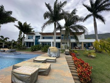 Venta Lujosa Finca Lago Calima con Acceso directo al Lago (Muelle Privado)