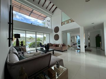 Venta Lujosa Finca Lago Calima con Acceso directo al Lago (Muelle Privado)