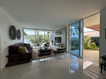 Venta Lujosa Finca Lago Calima con Acceso directo al Lago (Muelle Privado)