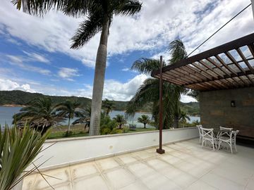 Venta Lujosa Finca Lago Calima con Acceso directo al Lago (Muelle Privado)