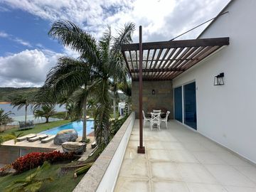 Venta Lujosa Finca Lago Calima con Acceso directo al Lago (Muelle Privado)