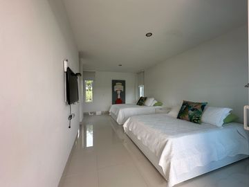 Venta Lujosa Finca Lago Calima con Acceso directo al Lago (Muelle Privado)