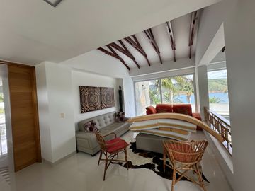 Venta Lujosa Finca Lago Calima con Acceso directo al Lago (Muelle Privado)